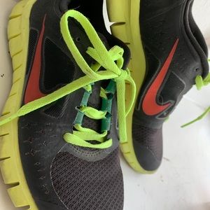 Nike Y Size 5 Sneaker